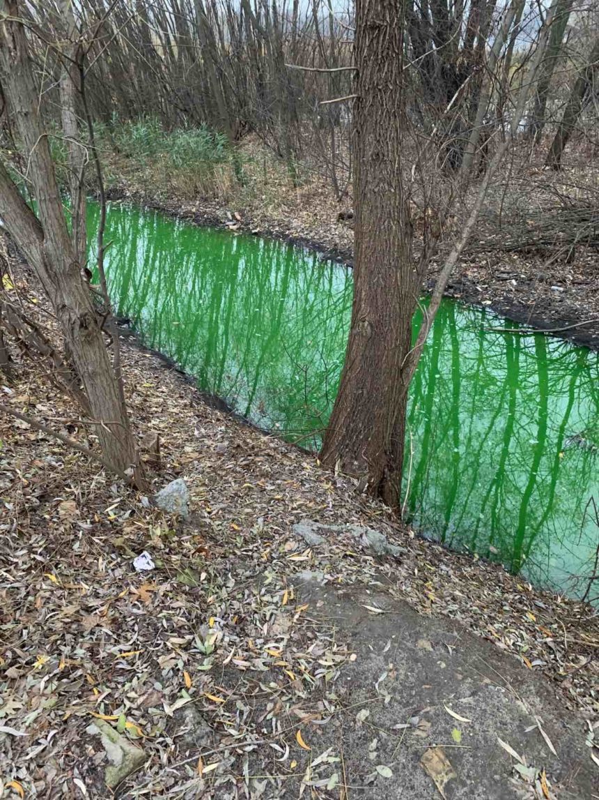 Увага! Виток мережної води в районі Микільської Слобідки з барвником зеленого кольору!