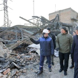 Міністр енергетики України Денис Шмигаль разом з Генсеком НАТО Марком Рютте оглянули наслідки російської атаки на ТОВ «ЄВРО-РЕКОНСТРУКЦІЯ»
